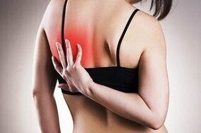 pijn onder het linkerschouderblad vanaf de achterkant